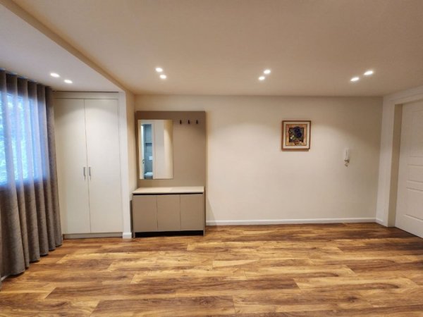 Tirane, jepet me qera apartament duplex 2+1+Ballkon Kati 5, 1.100 € (QENDER)