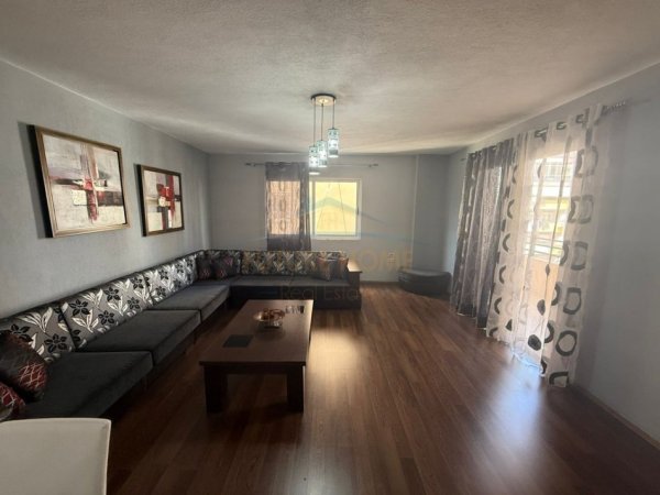 Pogradec, jepet me qera apartament 2+1+Ballkon Kati 3, 99 m² 400 € (Rruga Sul Starovari)