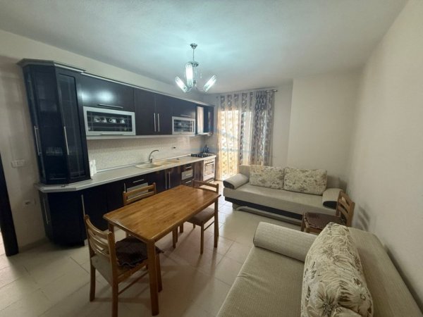 Pogradec, jepet me qera apartament 2+1+Ballkon Kati 3, 99 m² 400 € (Rruga Sul Starovari)