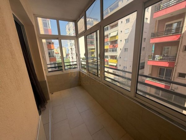 Pogradec, jepet me qera apartament 2+1+Ballkon Kati 3, 99 m² 400 € (Rruga Sul Starovari)