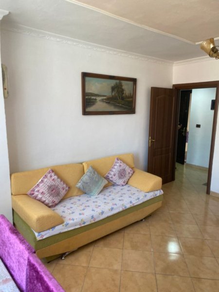 Jepet me Qira Apartament 1+1 tek Spitalet QSUT, pranë Pediatrisë, Kati 3, 80 m² 500 €uro
