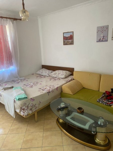 Jepet me Qira Apartament 1+1 tek Spitalet QSUT, pranë Pediatrisë, Kati 3, 80 m² 500 €uro