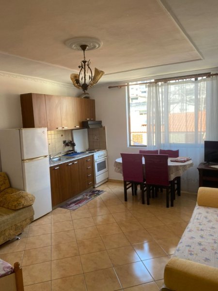 Jepet me Qira Apartament 1+1 tek Spitalet QSUT, pranë Pediatrisë, Kati 3, 80 m² 500 €uro