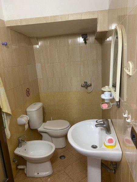 Jepet me Qira Apartament 1+1 tek Spitalet QSUT, pranë Pediatrisë, Kati 3, 80 m² 500 €uro