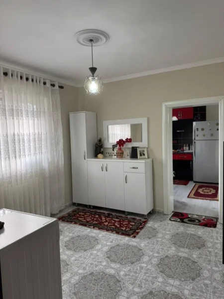 Tirane, jepet me qera apartament 1+1 Kati 1, 65 m² 500 € (BRRYLI)