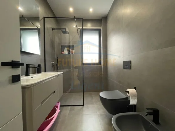 Tirane, shitet apartament 2+1+2+Post Parkimi+Ballkon Kati 1, 121 m² 369.000 € (Liqeni i Thate)