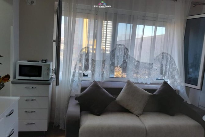 Tirane, jepet me qera garsonier 1+1 Kati 4, 45 m² 450 € (prane Piazes)