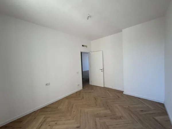 Tirane, jepet me qera ambjent biznesi Kati 13, 152 m² 2.200 € (RRUGA MINE PEZA)