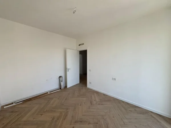 Tirane, jepet me qera ambjent biznesi Kati 13, 152 m² 2.200 € (RRUGA MINE PEZA)