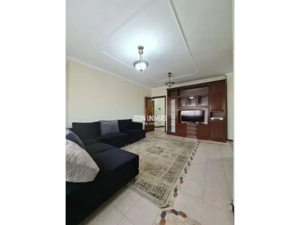 Tirane, jepet me qera apartament 3+1 Kati 4, 143 m² 850 € (Rruga Reshit Petrela)