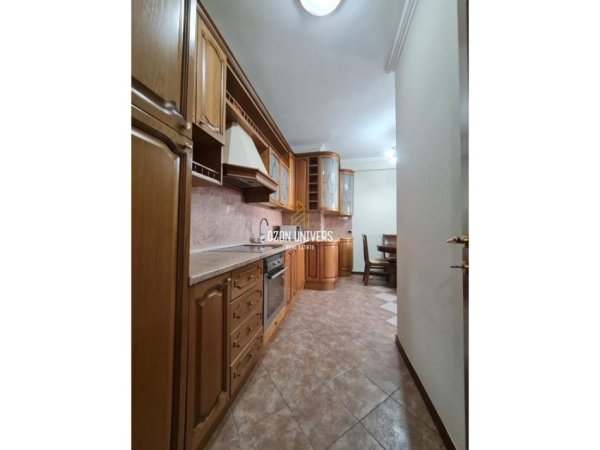 Tirane, jepet me qera apartament 3+1 Kati 4, 143 m² 850 € (Rruga Reshit Petrela)