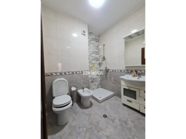 Tirane, jepet me qera apartament 3+1 Kati 4, 143 m² 850 € (Rruga Reshit Petrela)