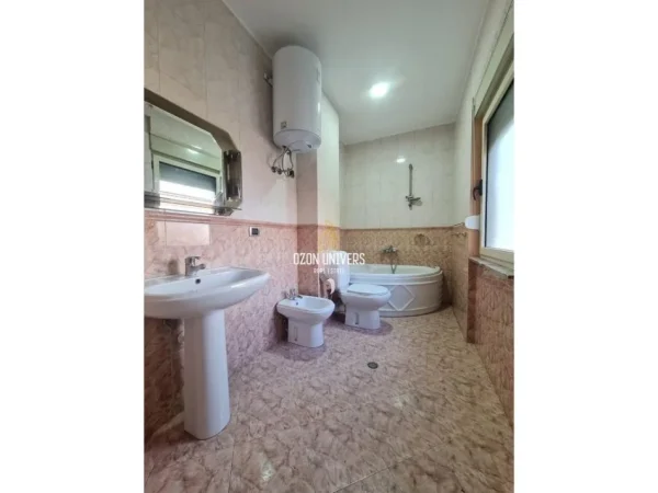 Tirane, jepet me qera apartament 3+1 Kati 4, 143 m² 850 € (Rruga Reshit Petrela)