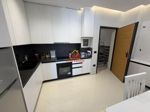 Vlore, jepet me qera apartament 2+1+Ballkon Kati 3, 95 m² 500 € (Rruga Sadik Zotaj)