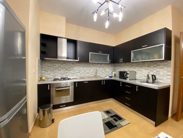 Tirane, jap me qera apartament 2+1+Ballkon Kati 2, 110 m² 85.000 € (Rruga Mustafa Matohiti, prane RTSH)