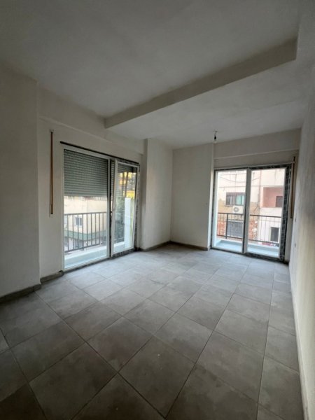 jepet me qera apartament 2+1+bllk vetem me bufe Kati 2, 95 m² 450 € (Brryli te shkolla Niket Dardani)