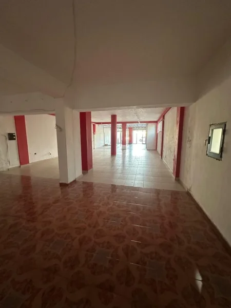 Durres, jepet me qira Ambjent Biznesi 225 m² (Sukth i Ri, Durres.)