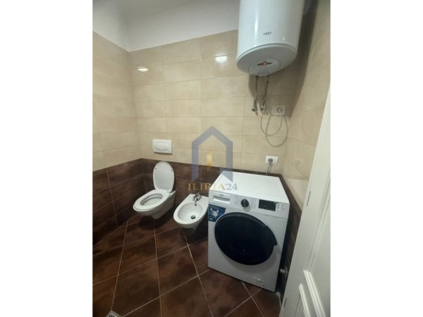 Tirane, jepet me qera apartament 1+1+Ballkon Kati 4, 65 m² 600 € (Kompleksi Kontakt)