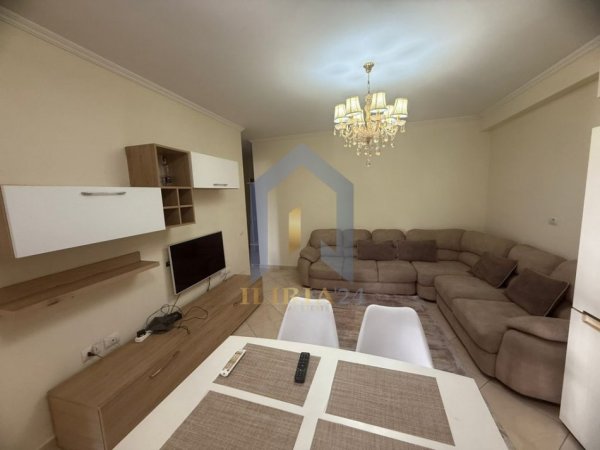Tirane, jepet me qera apartament 1+1+Ballkon Kati 4, 65 m² 600 € (Kompleksi Kontakt)