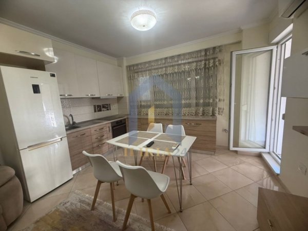 Tirane, jepet me qera apartament 1+1+Ballkon Kati 4, 65 m² 600 € (Kompleksi Kontakt)