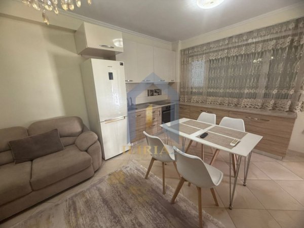 Tirane, jepet me qera apartament 1+1+Ballkon Kati 4, 65 m² 600 € (Kompleksi Kontakt)