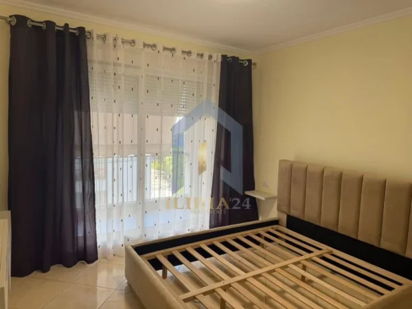 Tirane, jepet me qera apartament 1+1+Ballkon Kati 4, 65 m² 600 € (Kompleksi Kontakt)
