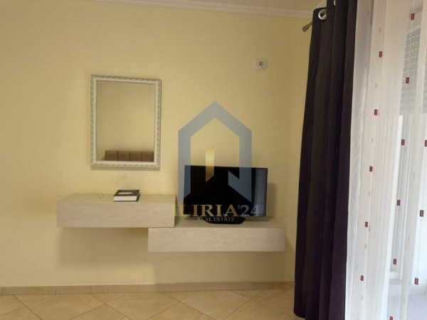 Tirane, jepet me qera apartament 1+1+Ballkon Kati 4, 65 m² 600 € (Kompleksi Kontakt)