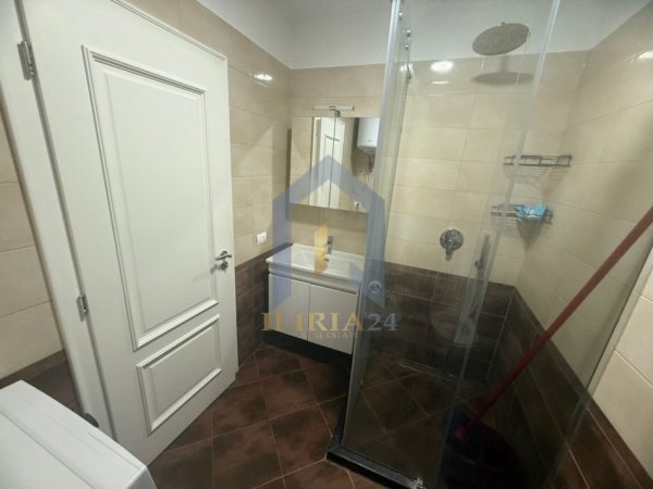 Tirane, jepet me qera apartament 1+1+Ballkon Kati 4, 65 m² 600 € (Kompleksi Kontakt)