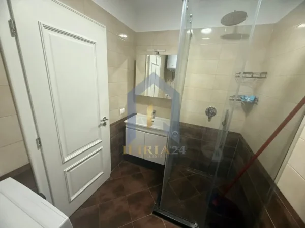 Tirane, jepet me qera apartament 1+1+Ballkon Kati 4, 65 m² 600 € (Kompleksi Kontakt)