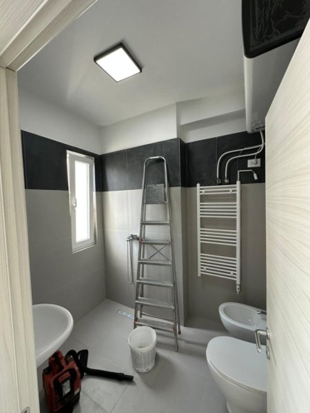 Tirane, jepet me qera apartament 2+1 Kati 8, 96 m² 700 € (RIVER REZIDENC)