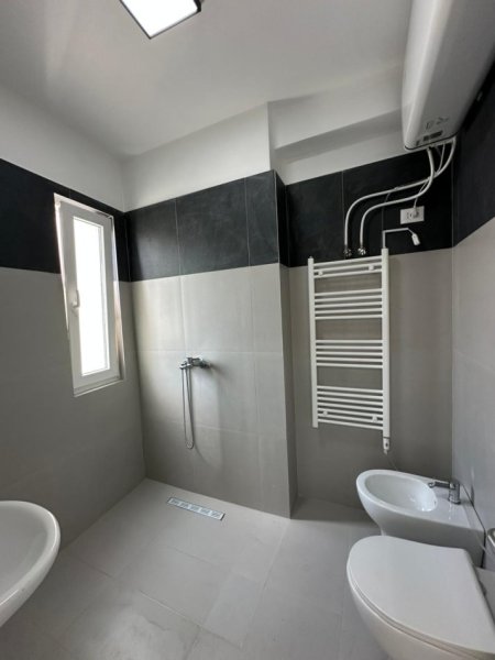 Tirane, jepet me qera apartament 2+1 Kati 8, 96 m² 700 € (RIVER REZIDENC)