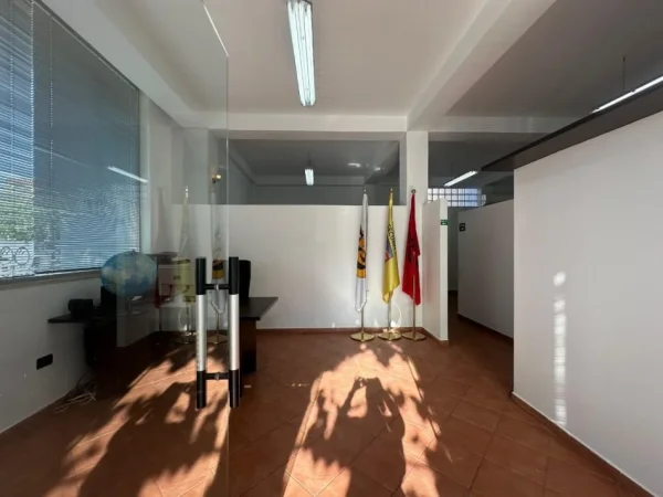Tirane, jepet me qera ambjent biznesi Kati 0, 100 m² 500 € (porcelan)