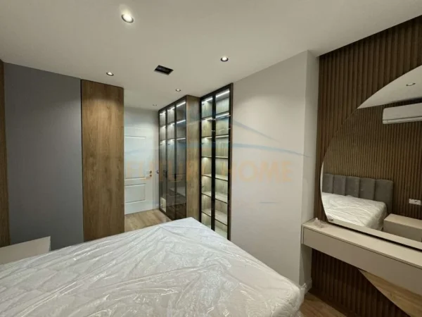 Tirane, jepet me qera apartament 3+1+POST PARKIMI  Kati 5, 120 m² 750 € (VILA L2)  UNA44625