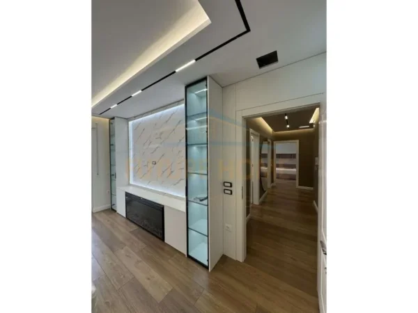Tirane, jepet me qera apartament 3+1+POST PARKIMI  Kati 5, 120 m² 750 € (VILA L2)  UNA44625