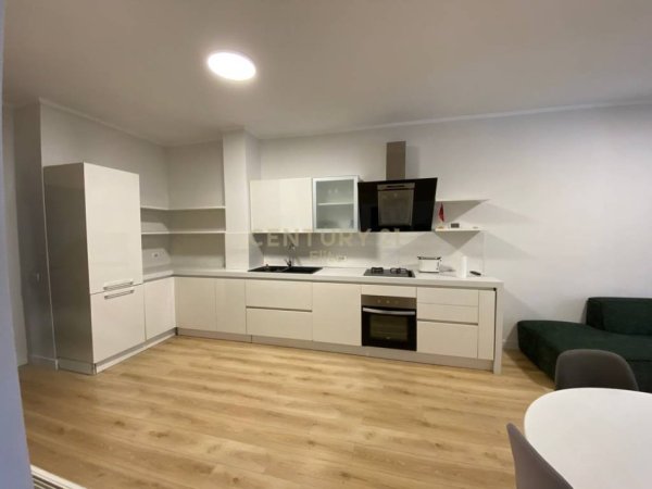 Tirane, jepet me qera apartament 1+1 Kati 2, 70 m² 700 € (Pazari i Ri)