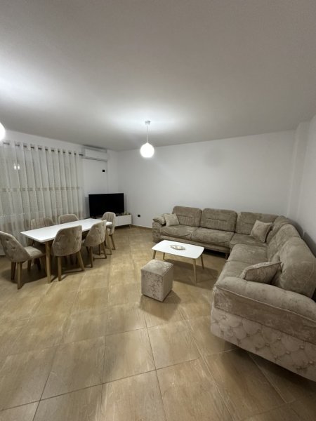 Tirane, jepet me qera apartament 2+1+parkim Kati 2, 120 m² 800 € (Kopshti Botanik)