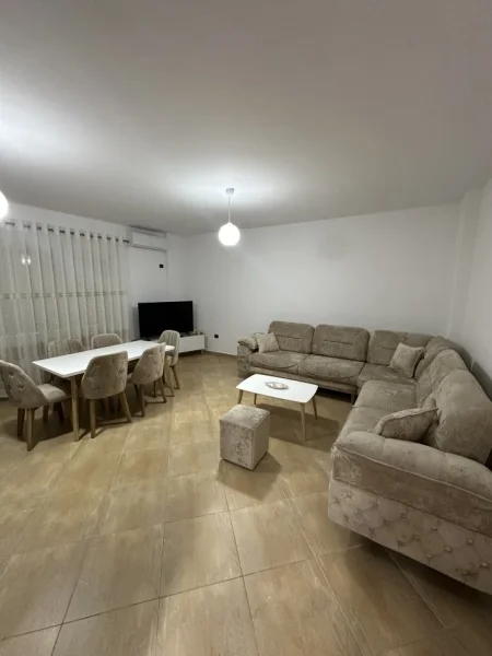 Tirane, jepet me qera apartament 2+1+parkim Kati 2, 120 m² 800 € (Kopshti Botanik)