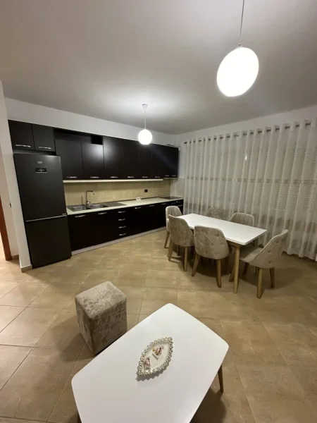Tirane, jepet me qera apartament 2+1+parkim Kati 2, 120 m² 800 € (Kopshti Botanik)