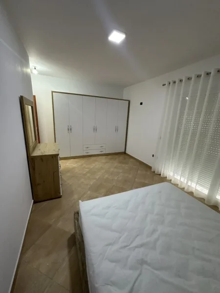 Tirane, jepet me qera apartament 2+1+parkim Kati 2, 120 m² 800 € (Kopshti Botanik)