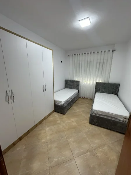 Tirane, jepet me qera apartament 2+1+parkim Kati 2, 120 m² 800 € (Kopshti Botanik)