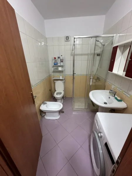 Tirane, jepet me qera apartament 2+1+parkim Kati 2, 120 m² 800 € (Kopshti Botanik)