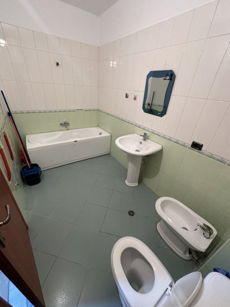 Tirane, jepet me qera apartament 2+1+parkim Kati 2, 120 m² 800 € (Kopshti Botanik)