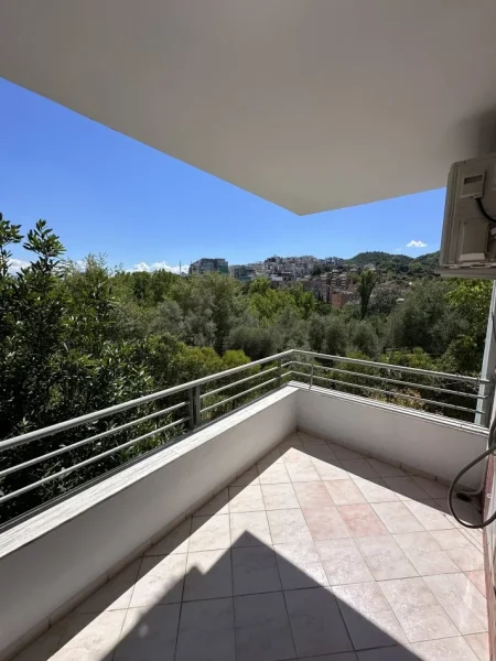 Tirane, jepet me qera apartament 2+1+parkim Kati 2, 120 m² 800 € (Kopshti Botanik)