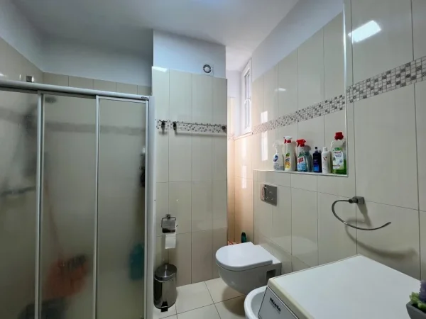 Tirane, jepet me qera apartament 2+1+Ballkon Kati 6, 114 m² 900 € (pazari i ri)