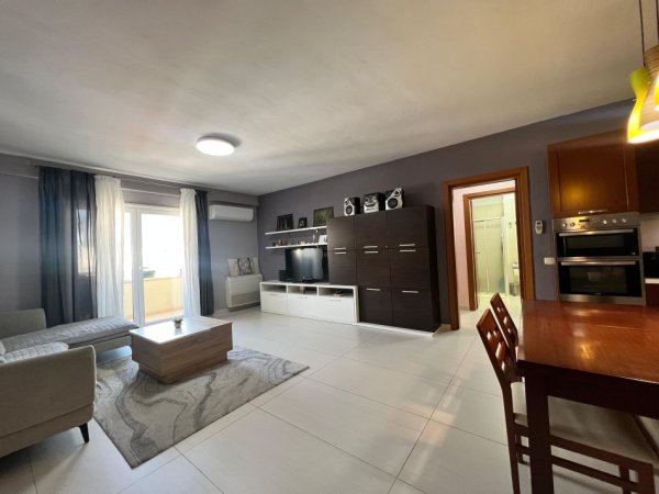 Tirane, jepet me qera apartament 2+1+Ballkon Kati 6, 114 m² 900 € (pazari i ri)