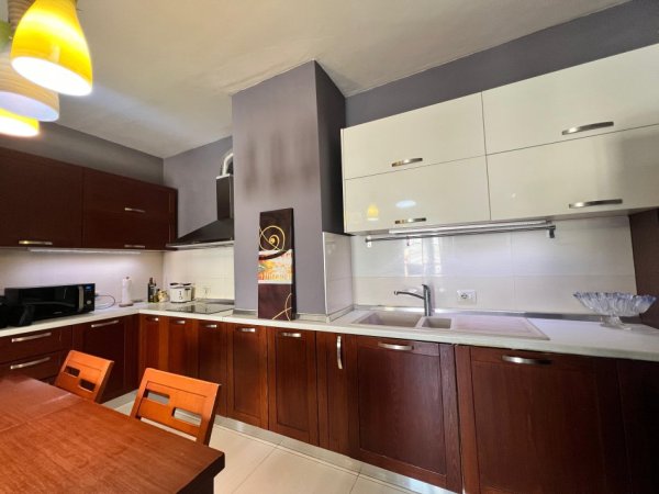 Tirane, jepet me qera apartament 2+1+Ballkon Kati 6, 114 m² 900 € (pazari i ri)