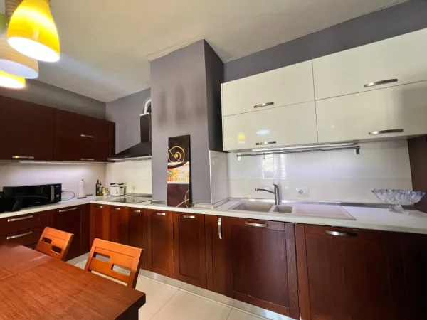 Tirane, jepet me qera apartament 2+1+Ballkon Kati 6, 114 m² 900 € (pazari i ri)