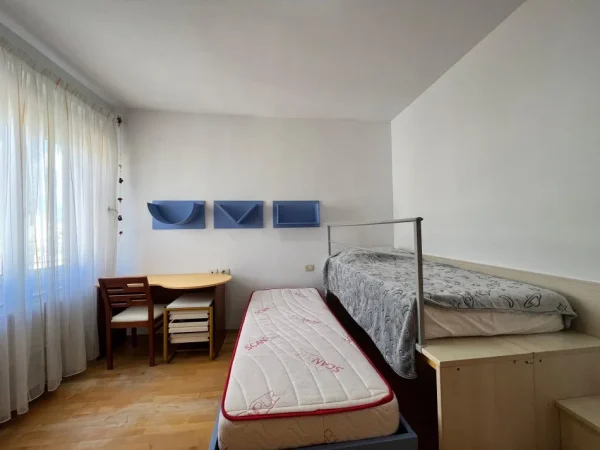 Tirane, jepet me qera apartament 2+1+Ballkon Kati 6, 114 m² 900 € (pazari i ri)
