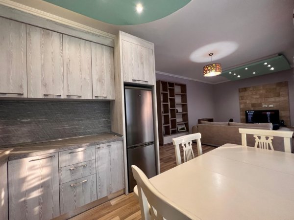 Tirane, jepet me qera apartament 1+1+Ballkon Kati 6, 76 m² 700 € (PAZARI I RI)