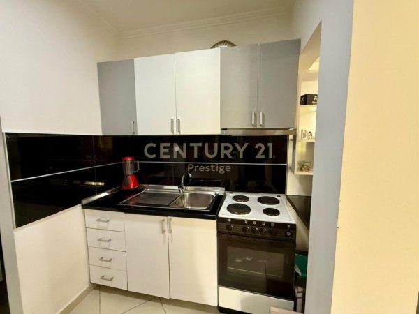 Tirane, jepet me qera apartament 1+1 Kati 4, 40 m² 450 € (prestige121876)